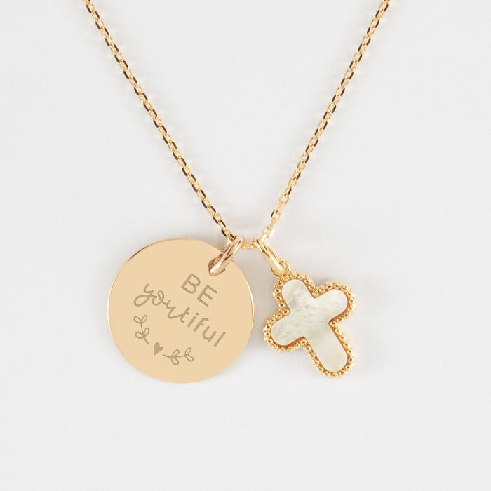 Pendentif personnalisé médaille gravée plaqué or 19 mm et breloque croix nacre 16 mm - illustration