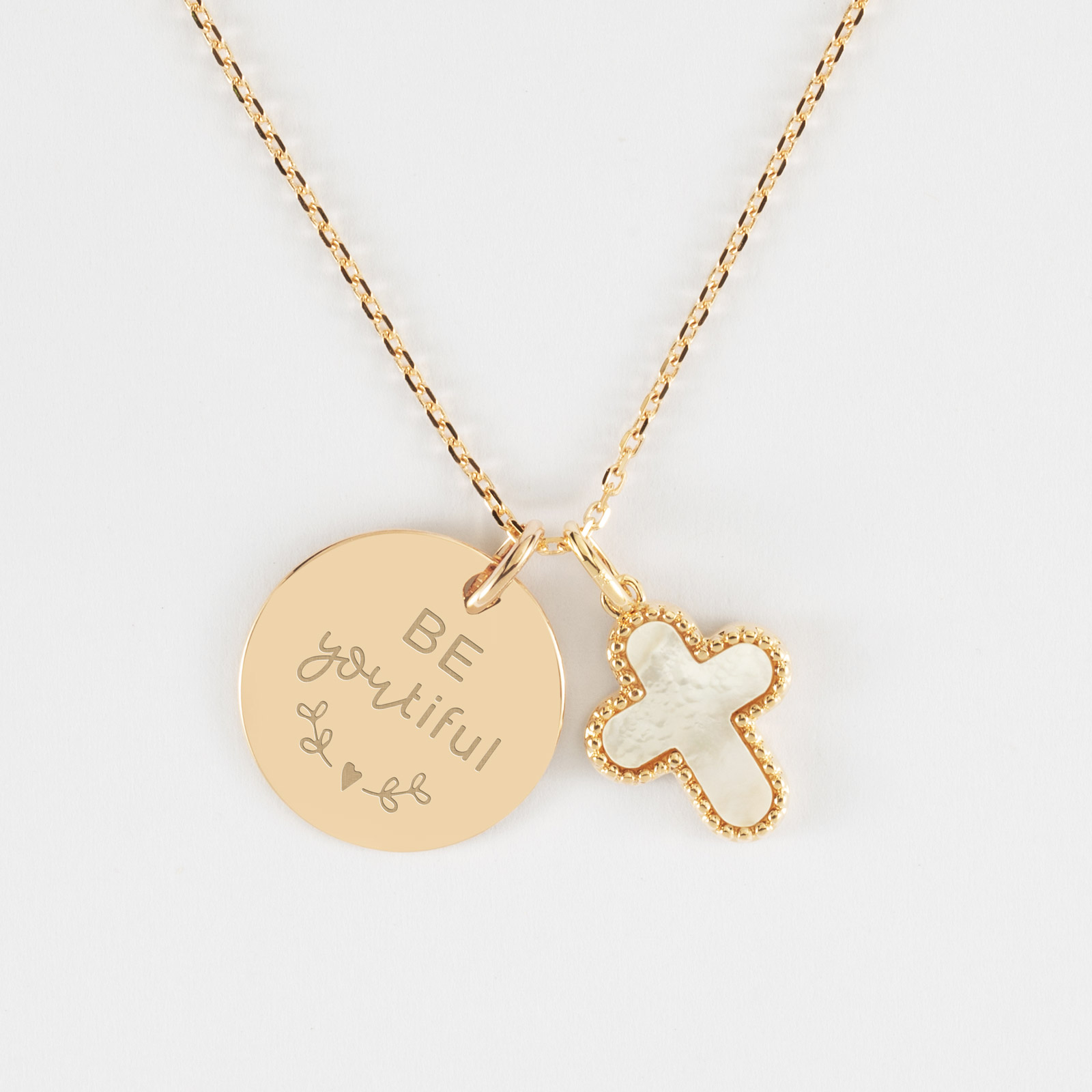 Pendentif plaqué or personnalisé médaille 15 mm gravée et breloque 16 mm croix nacre