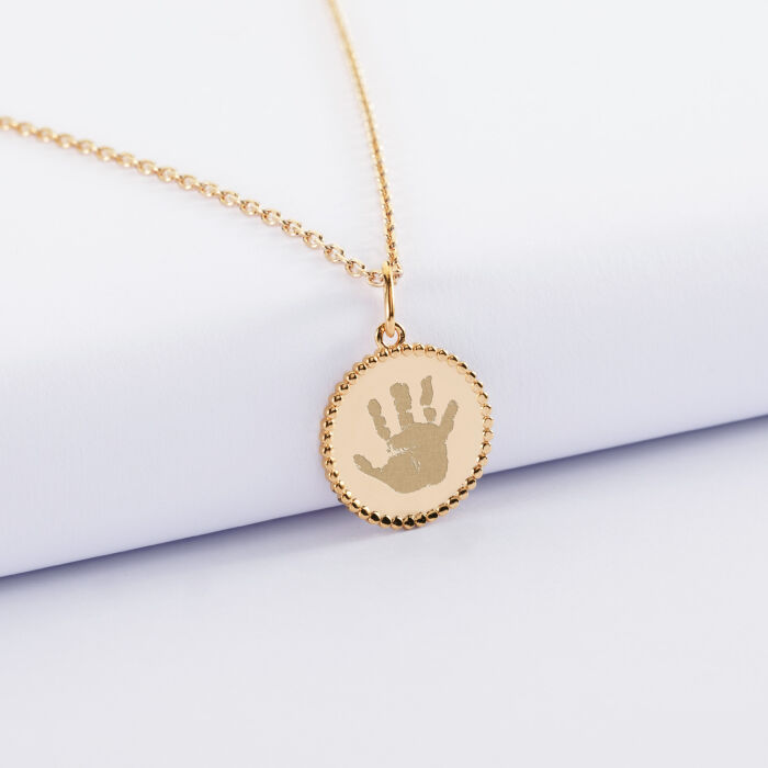 Pendentif personnalisé médaille gravée plaqué or colombe texturée 14 mm - empreinte