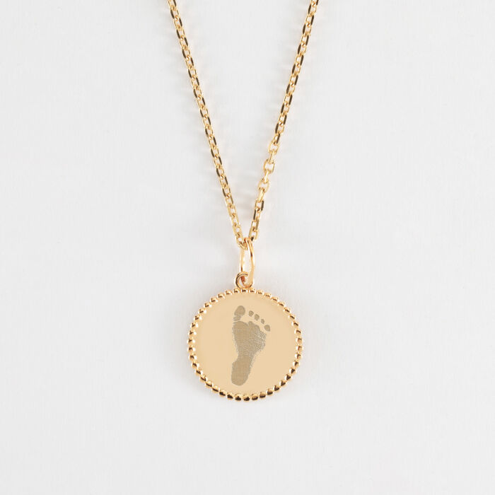 Pendentif enfant personnalisé médaille gravée plaqué or colombe texturée 14 mm - empreinte