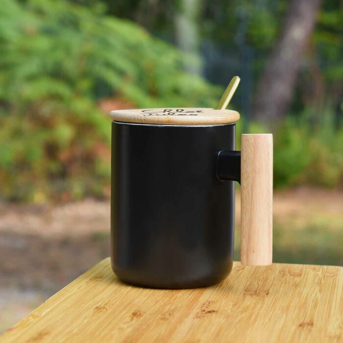 Mug céramique personnalisé couvercle bois gravé - photo ambiance couvercle fermé