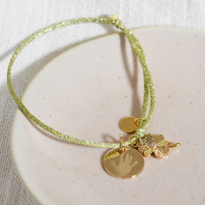 Bracelet personnalisé cordon pailleté médaille gravée plaqué or 15 mm et breloque trèfle scintillant 15 mm - ambiance