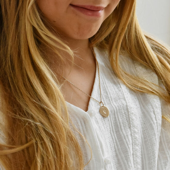 Colgante infantil personalizado con corazón estampillado baño de oro 15 mm – HappyBulle x Atelier Wagram