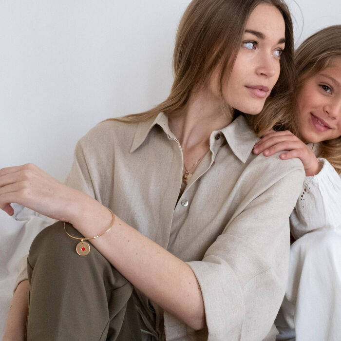 Bracelet personnalisé jonc plaqué or médaille gravée coeur émail rouge 19 mm - HappyBulle x Atelier Wagram
