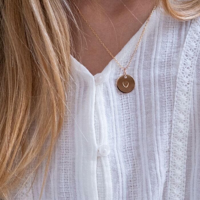 Colgante infantil personalizado con corazón estampillado baño de oro 15 mm – HappyBulle x Atelier Wagram