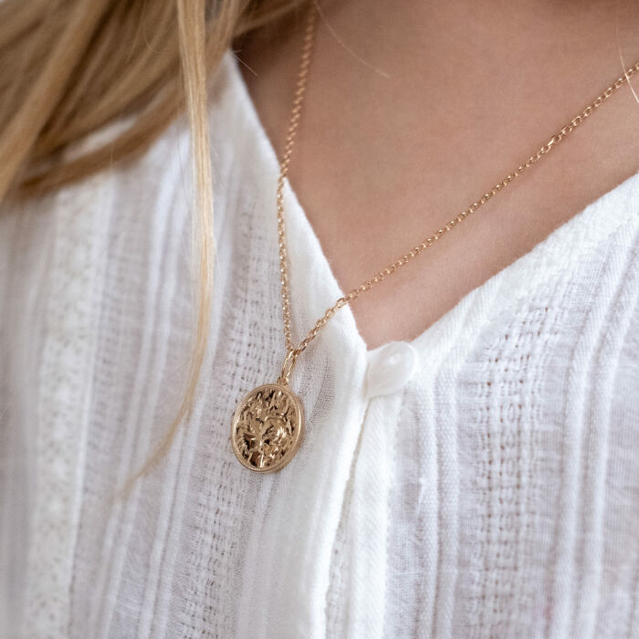 Pendentif enfant personnalisé médaille gravée plaqué or ange texturée 14 mm - portée