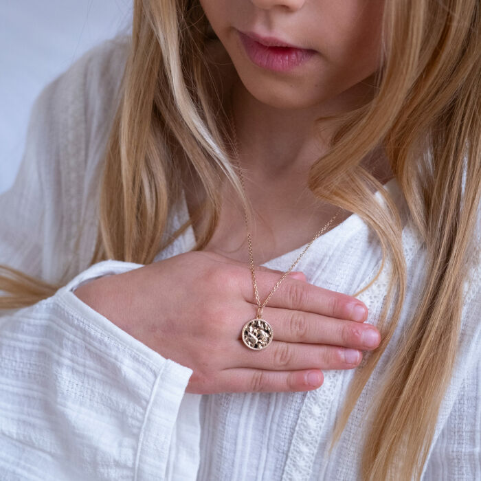 Pendentif enfant personnalisé médaille gravée plaqué or ange texturée 14 mm