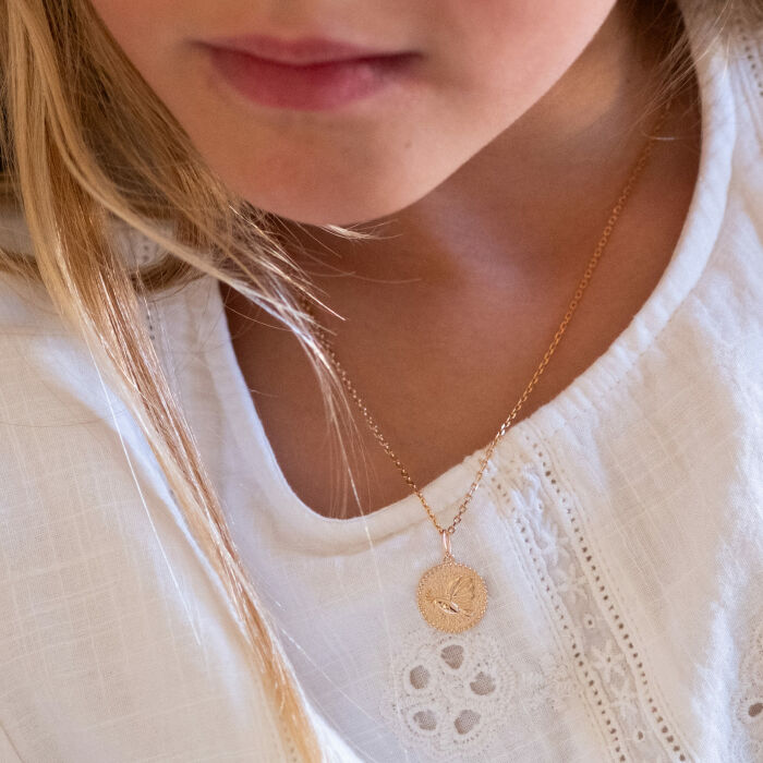 Pendentif enfant personnalisé médaille gravée plaqué or colombe texturée 14 mm