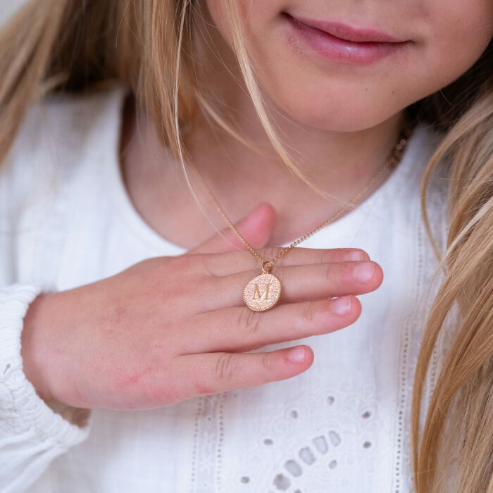 Colgante infantil personalizado medalla grabada baño oro letra inicial texturizada 14 mm