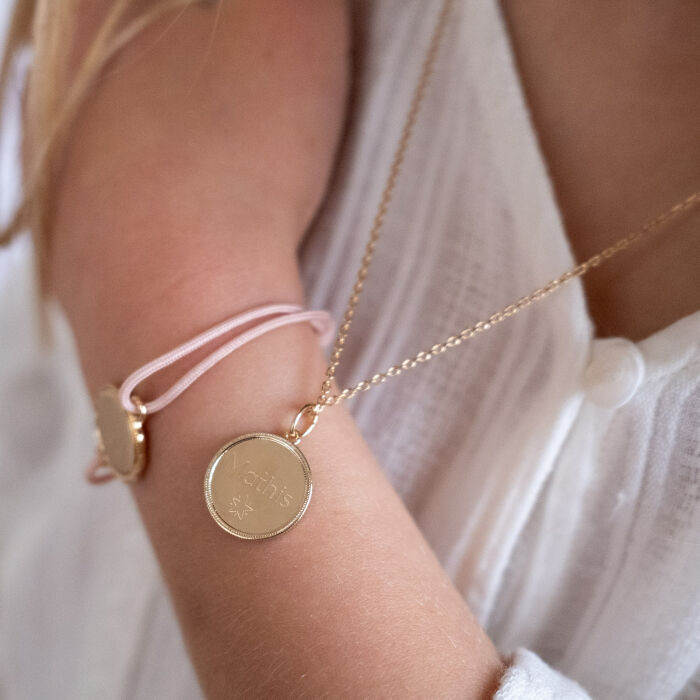 Pendentif enfant personnalisé médaille gravée plaqué or ange texturée 14 mm