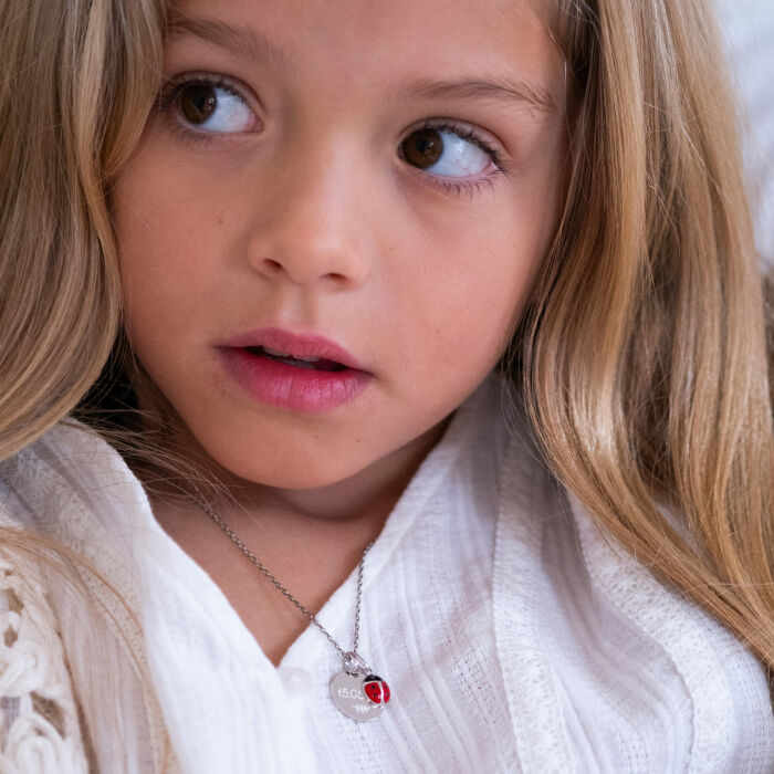 Ciondolo bambini personalizzato medaglietta incisa argento 15 mm e charm coccinella smalto 8 mm