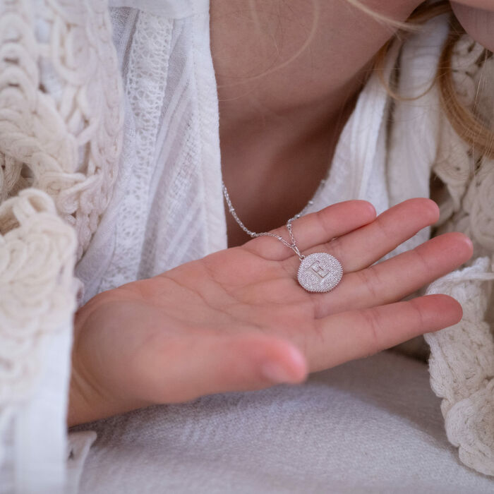 Pendentif enfant personnalisé médaille gravée argent lettre initiale texturée 14 mm