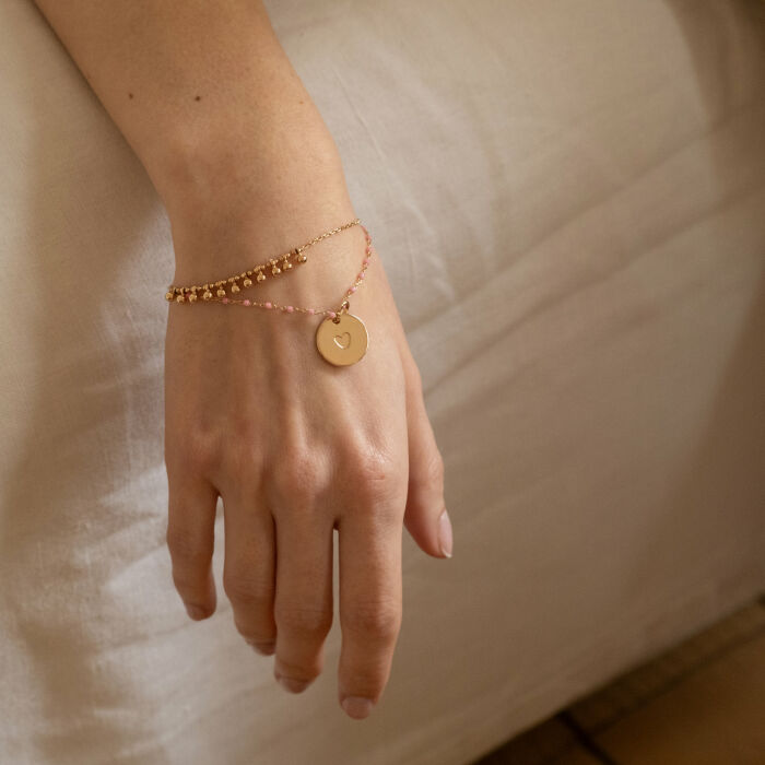Bracelet perles Miyuki colorées personnalisé médaille gravée plaqué or coeur estampillé 15 mm - HappyBulle x Atelier Wagram - porté