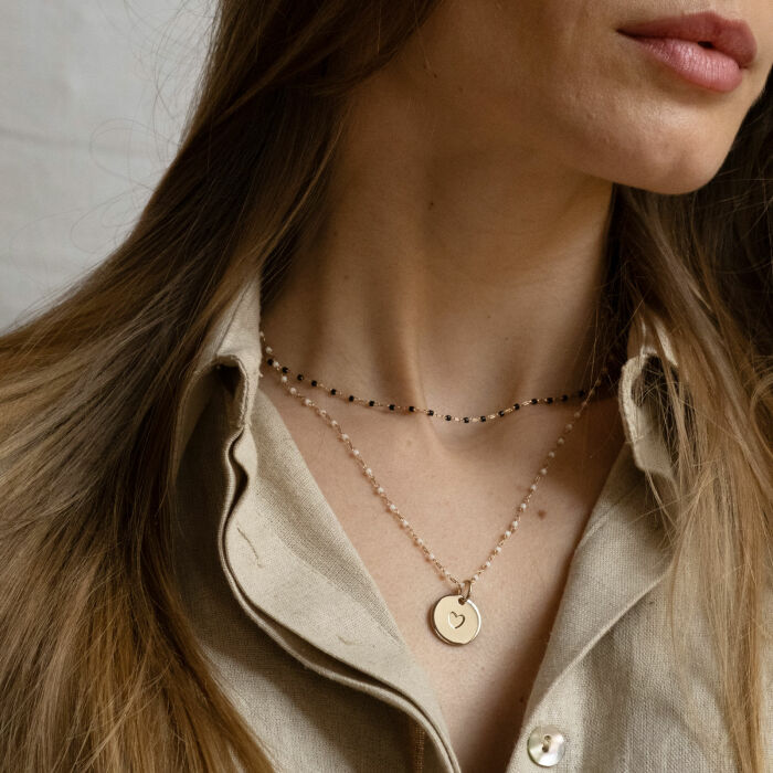 Collier perles Miyuki colorées personnalisé médaille gravée plaqué or coeur estampillé 15 mm - HappyBulle x Atelier Wagram - porté