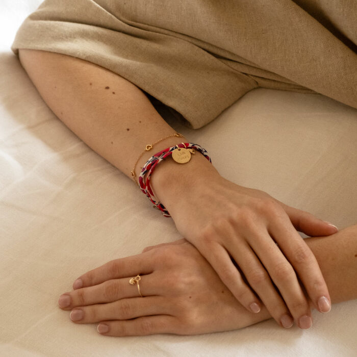 Pulsera Liberty de 3 vueltas personalizada con medalla grabada en baño de oro, corazón estampillado 15 mm – HappyBulle x Atelier Wagram