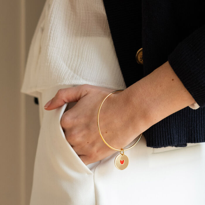 Bracelet personnalisé jonc plaqué or médaille gravée coeur émail rouge 19 mm - HappyBulle x Atelier Wagram