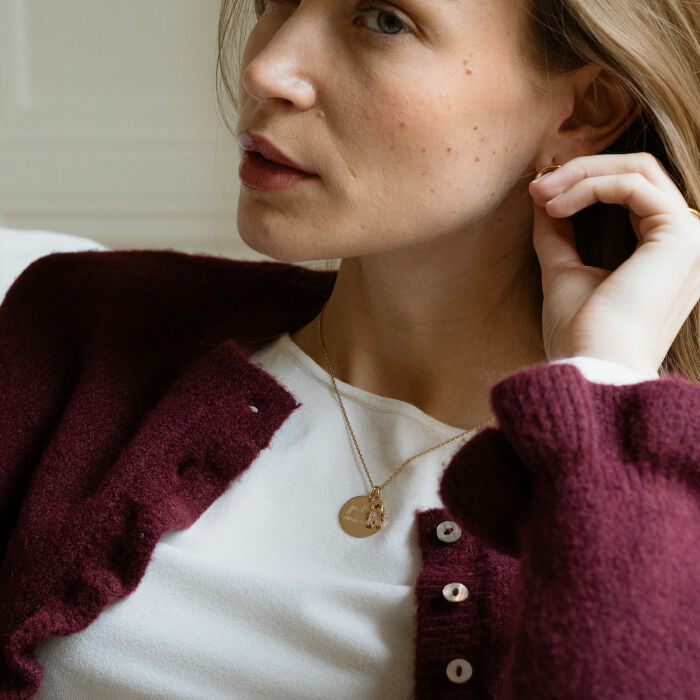 Ciondolo personalizzato medaglietta incisa placcata oro 19 mm e charm bambino scintillante 12 mm