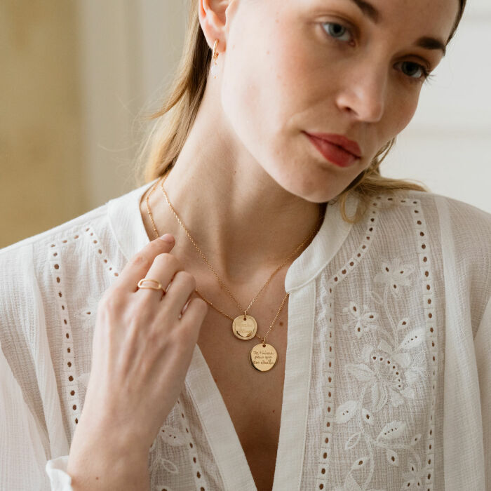 Ciondolo personalizzato medaglietta contorno striato incisa placcata oro 17 mm