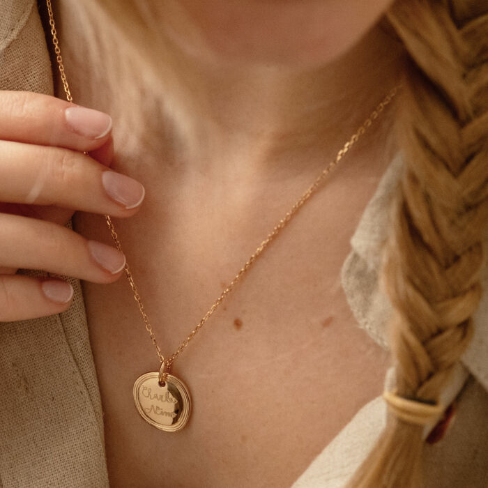 Ciondolo personalizzato medaglietta contorno striato incisa placcata oro 17 mm