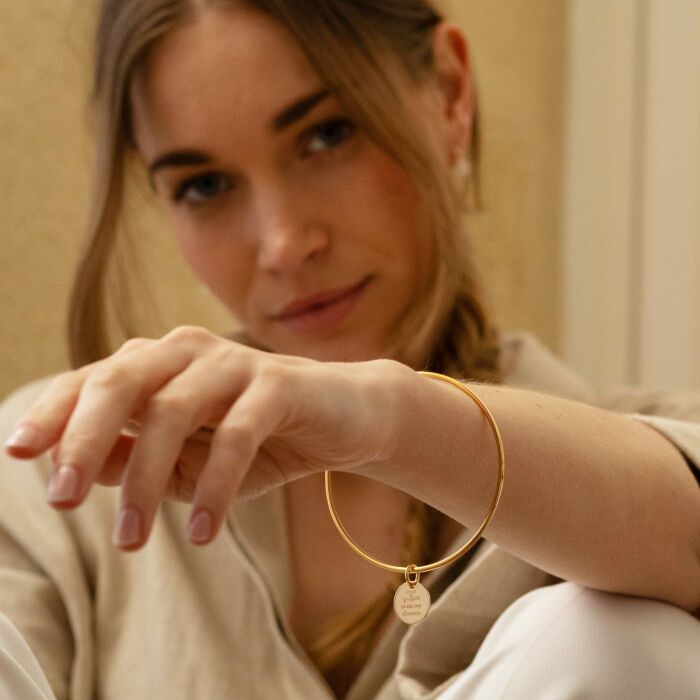 Brazalete personalizado baño oro medalla grabada 19 mm