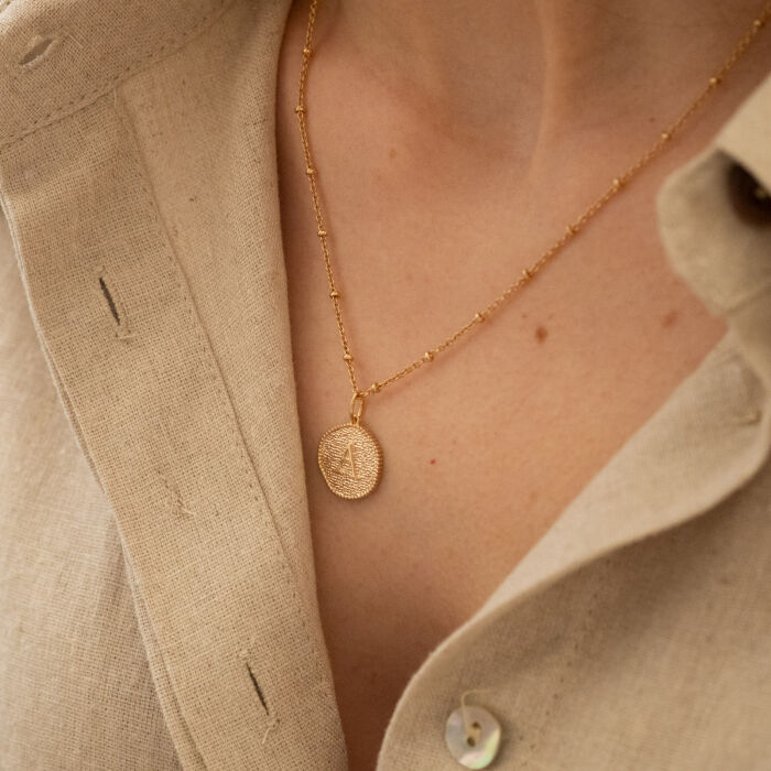 Colgante personalizado medalla grabada baño oro letra inicial texturizada 14 mm