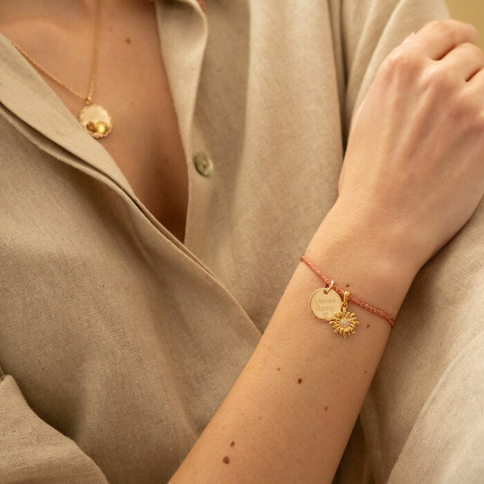 Personalised Gold-Plated Glitter Cord Bracelet with Engraved 15 mm Pendant and Sparkling Daisy Charm 13 mm