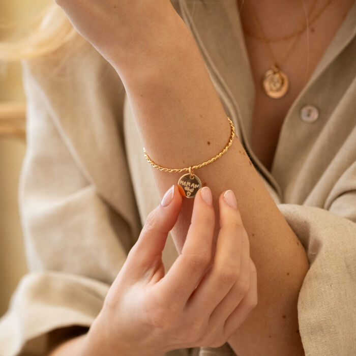 Bracelet personnalisé jonc torsadé plaqué or médaille gravée 15 mm - porté