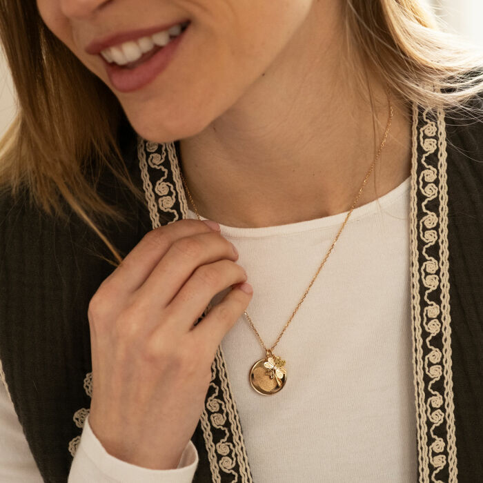 Pendentif personnalisé médaille gravée plaqué or 19 mm et breloque trèfle scintillant 15 mm - porté