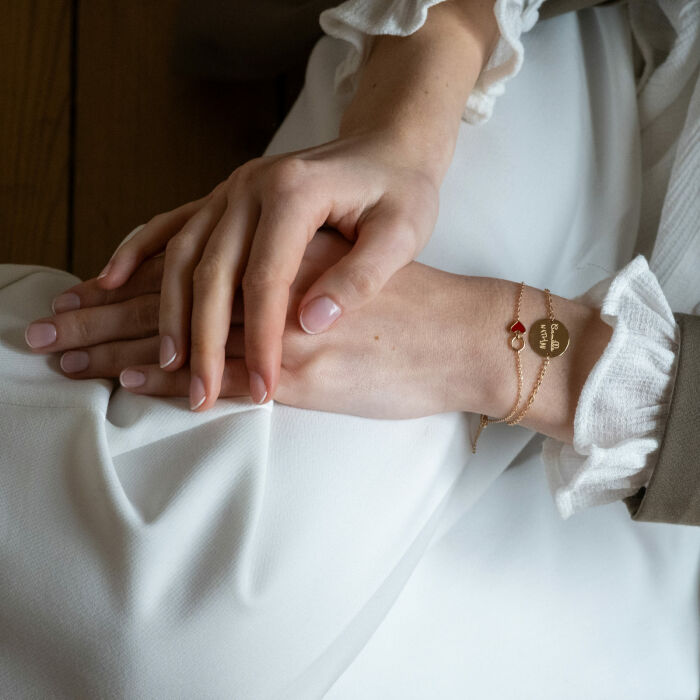 Bracelet chaîne coeur émail rouge plaqué or - shooting