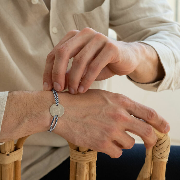 Pulsera hombre personalizada cordón marino trenzado medalla grabada plata 2 orificios 20 mm
