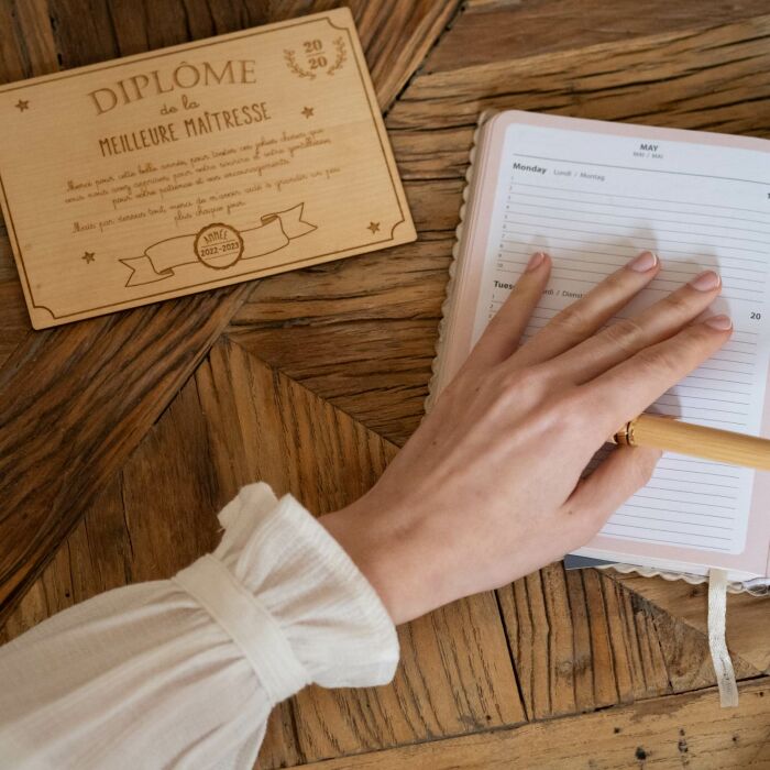 Diplôme de la meilleure maîtresse personnalisé bois gravé 15x10 cm avec support - ambiance