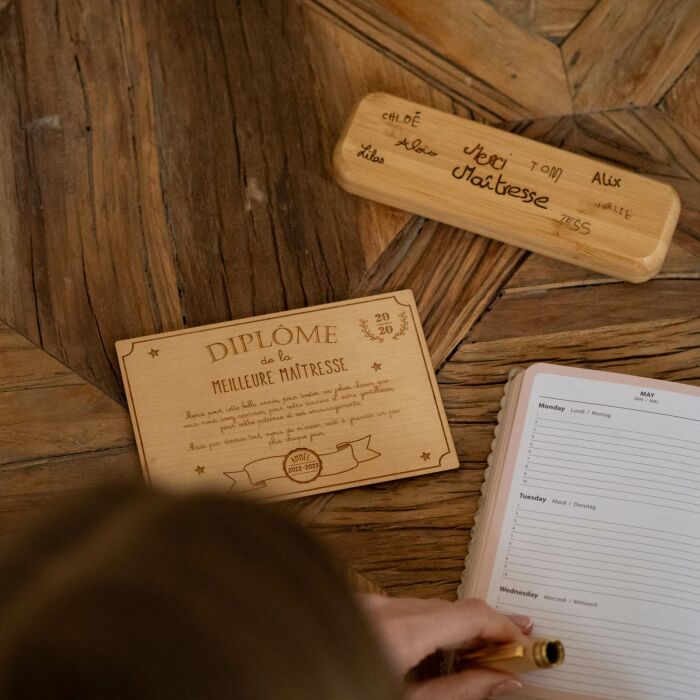 Diplôme de la meilleure maîtresse personnalisé bois gravé 15x10 cm avec support - ambiance