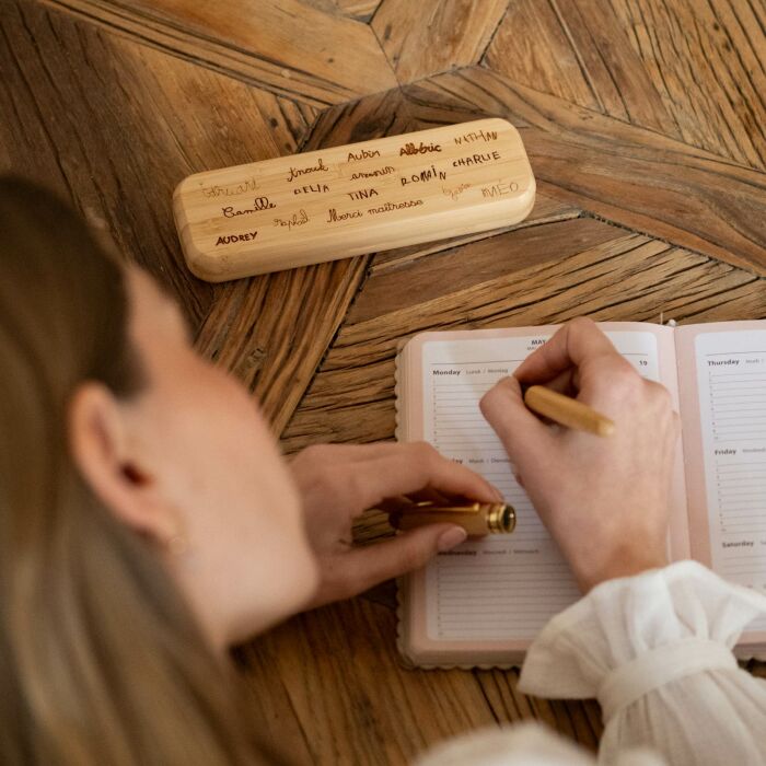 Coffret bambou personnalisé et 2 stylos gravés - Merci Maîtresse - ambiance