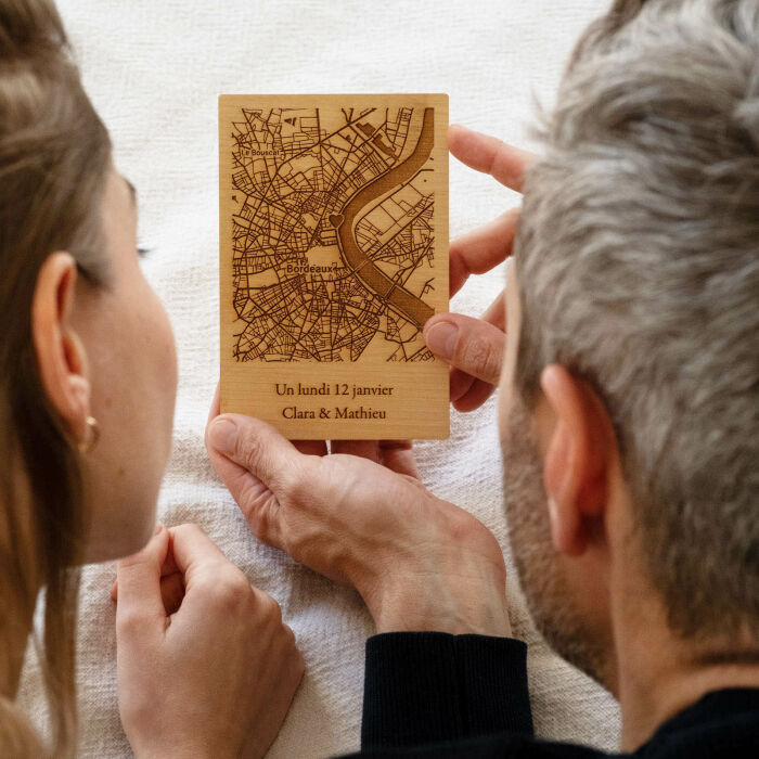 Cadre "Géo map" personnalisé bois gravé 15x10 cm avec support - ambiance shooting