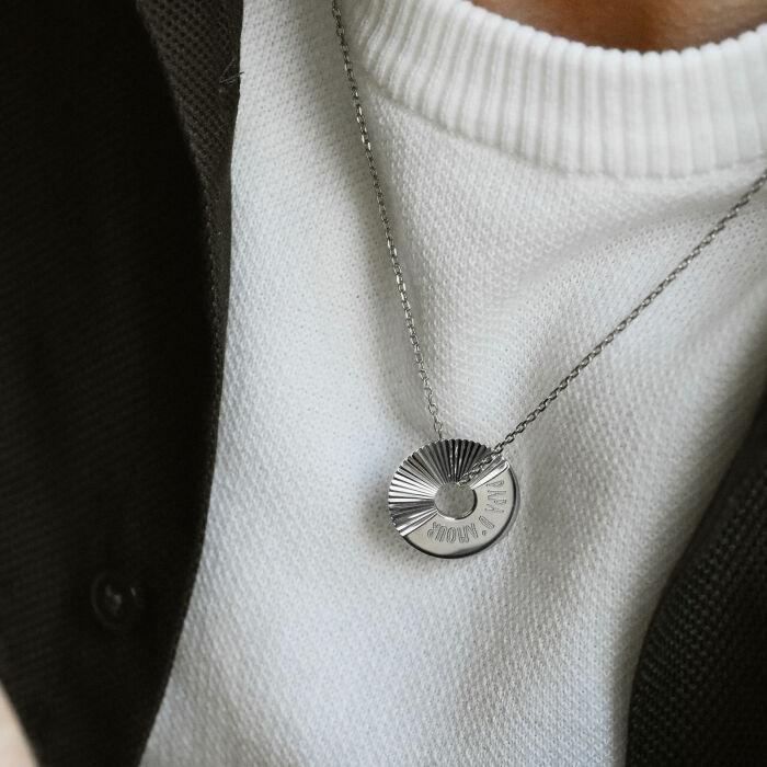 Ciondolo uomo personalizzato medaglietta incisa disco aperto sole 20 mm