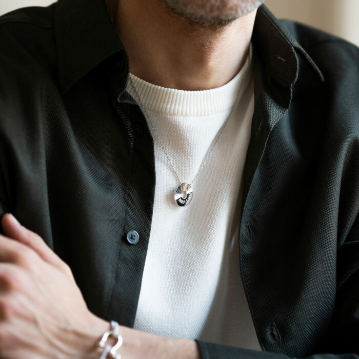 Ciondolo uomo personalizzato medaglietta incisa disco aperto sole 20 mm