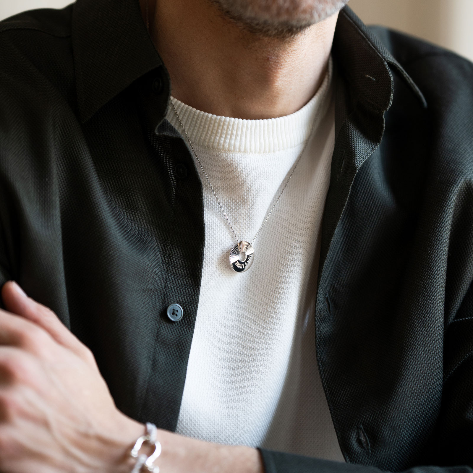 Pendentif argent homme personnalisé médaille cible soleil gravée