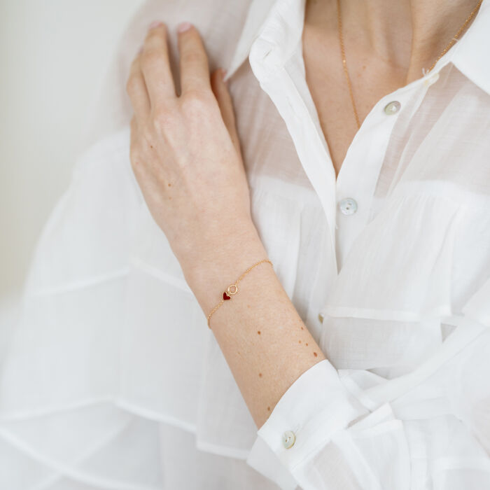 Bracelet chaîne coeur émail rouge plaqué or - bracelet porté