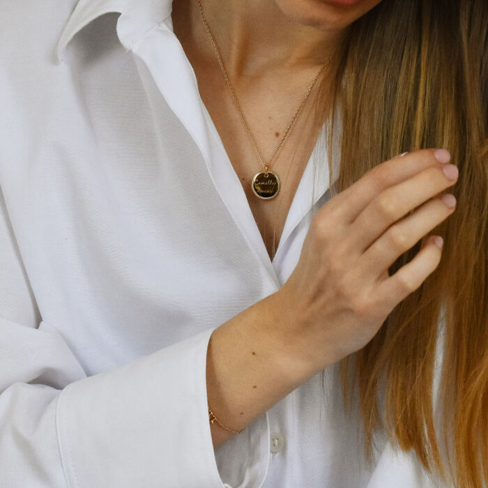 Ciondolo personalizzato medaglietta contorno intrecciato incisa placcata oro 17 mm