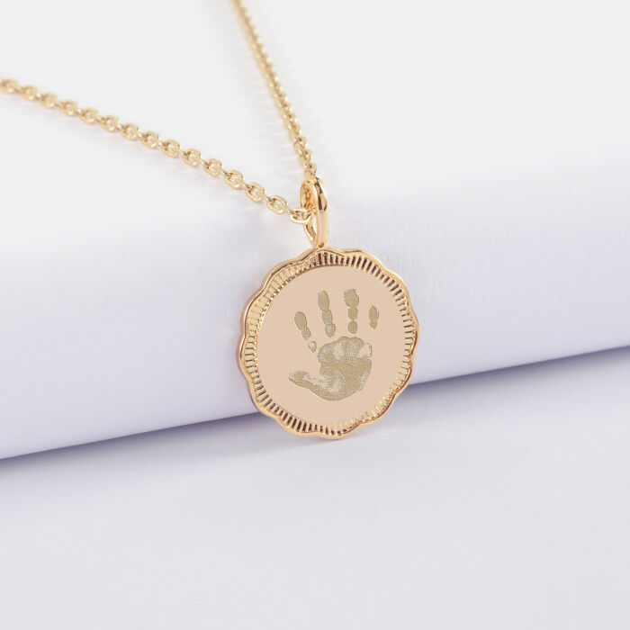 Pendentif personnalisé médaille contour fleur gravée plaqué or 18 mm - empreinte