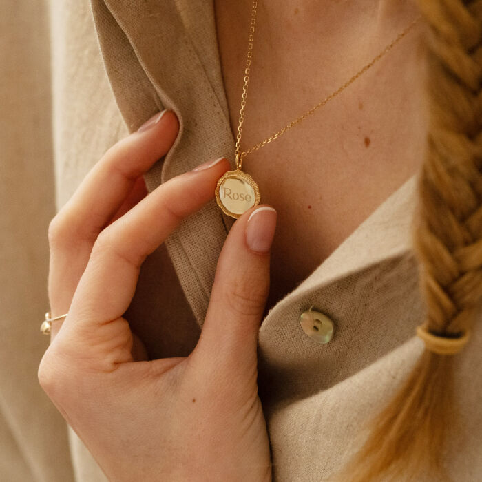 Pendentif personnalisé médaille contour fleur gravée plaqué or 18 mm - ambiance