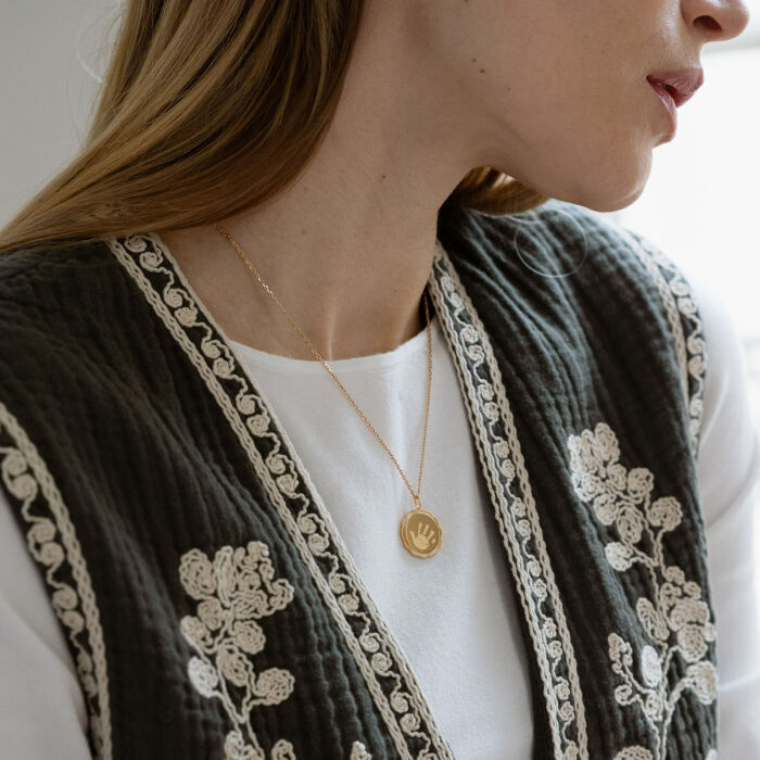 Pendentif personnalisé médaille contour fleur gravée plaqué or 18 mm - bijou porté