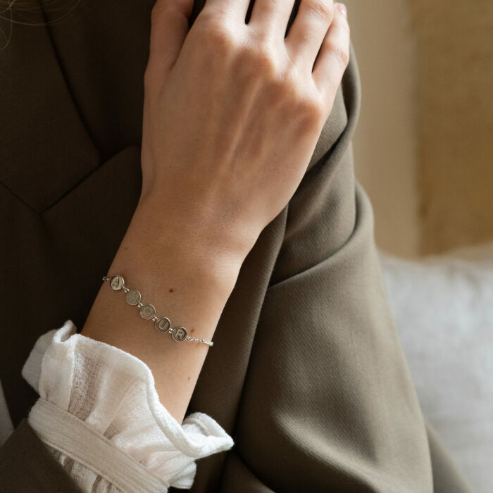 Bracelet chaîne pastilles estampillées "Amour" argent - bracelet porté