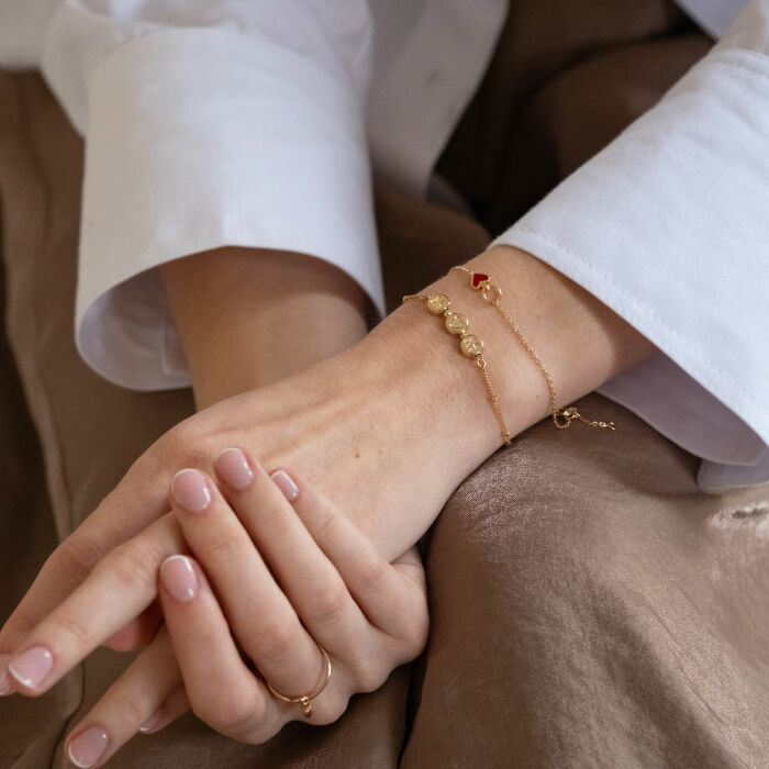 Bracelet chaîne Maman pastilles estampillées "Mom" plaqué or - bracelet porté