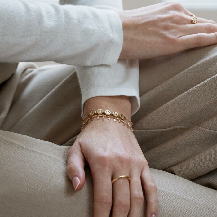 Bracelet chaîne pastilles estampillées "Amour" plaqué or - bijou porté