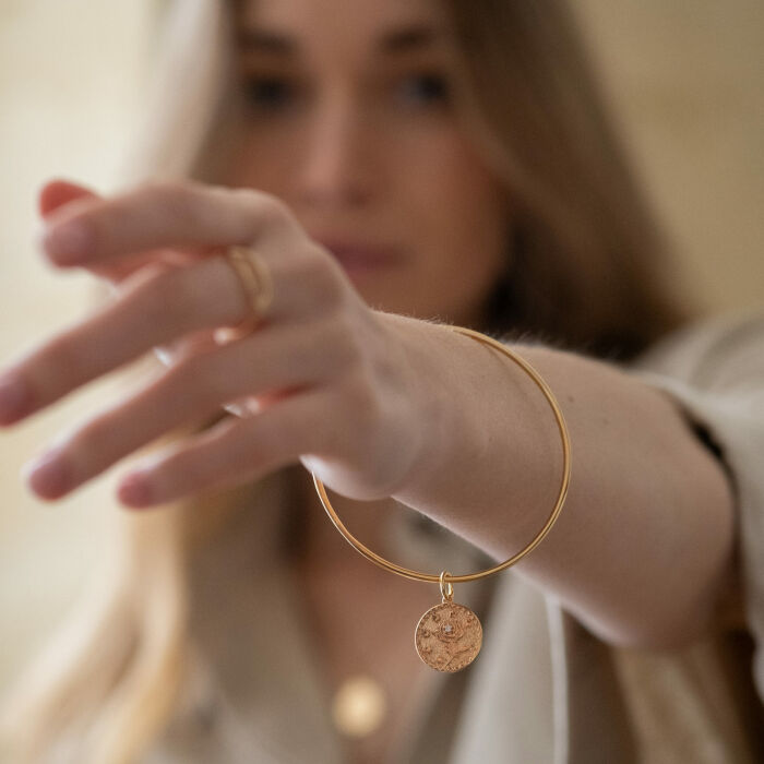 Bracelet personnalisé jonc plaqué or médaille gravée texturée rose scintillante 19 mm - bijou porté