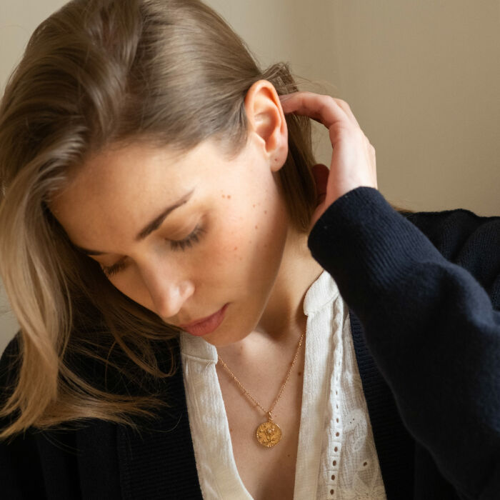 Pendentif personnalisé médaille gravée plaqué or texturée rose scintillante 19 mm - ambiance