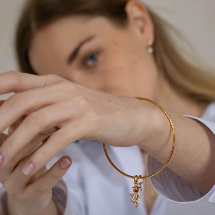 Bracelet personnalisé jonc plaqué or médaille gravée 10 mm et breloque rose 19 mm - photo portée