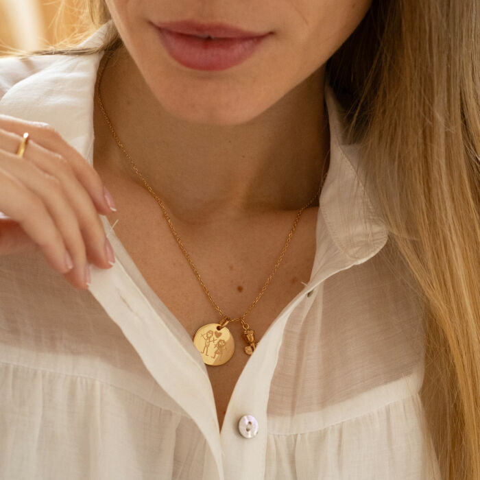 Pendentif personnalisé médaille gravée plaqué or 19 mm et breloque rose 19 mm - ambiance