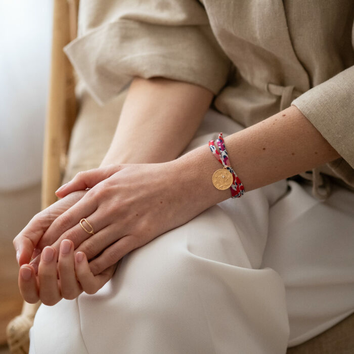 Bracelet 3 tours Liberty personnalisé médaille gravée plaqué or texturée rose scintillante 19 mm - photo portée